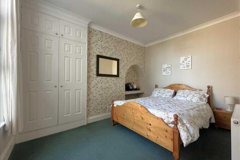 Bedroom (rear)