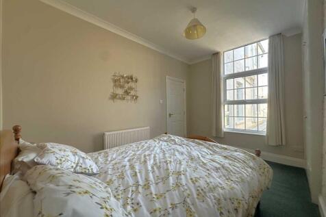 Bedroom (rear)