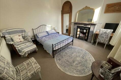 Bedroom (rear)
