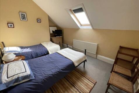 Bedroom (rear)