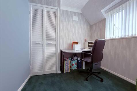 Bedroom (rear)