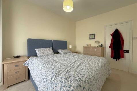 Bedroom (rear)