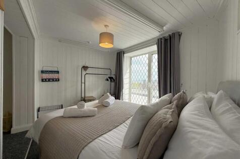 Bedroom (ground