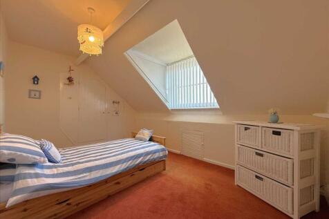 Bedroom (rear)