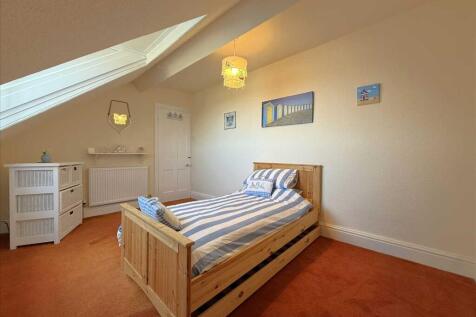 Bedroom (rear)