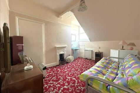 Bedroom (rear)