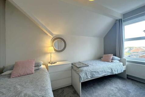 Bedroom (rear)