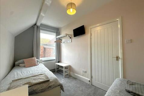 Bedroom (rear)