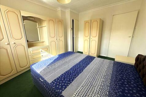 Bedroom (rear)