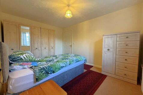 Bedroom (rear)