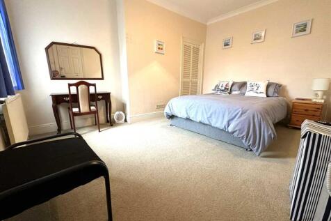 Bedroom (rear)