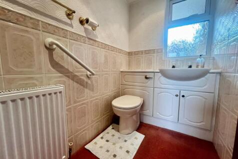 18 wheatley close bathroom ii.jpg