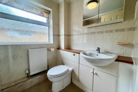 18 wheatley close bathroom.jpg