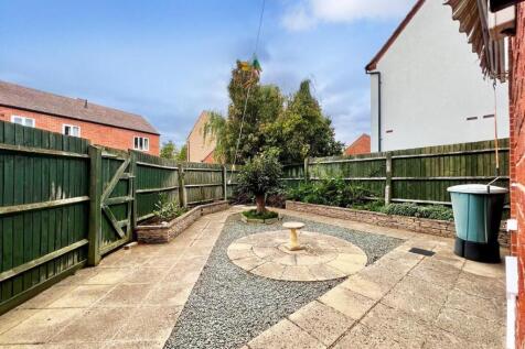 16 Winter Gardens Way Garden.jpg