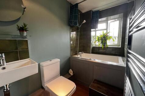 7 Partridge Court bathroom.jpg