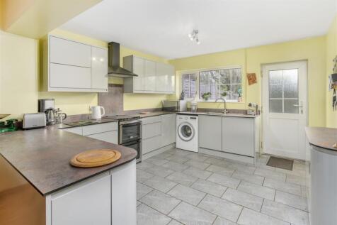 6 Gulliver&#39;s Close, Horley-5.jpg