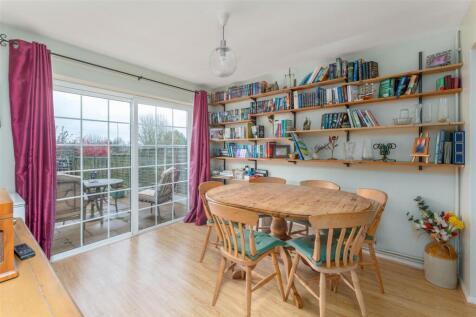 6 Gulliver&#39;s Close, Horley-9.jpg