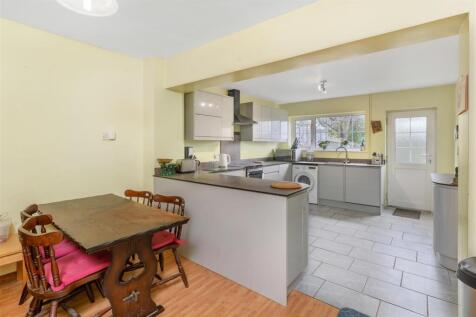 6 Gulliver&#39;s Close, Horley-4.jpg