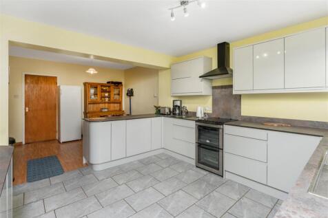 6 Gulliver&#39;s Close, Horley-7.jpg