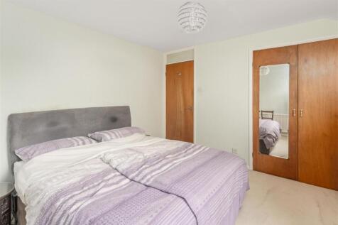 6 Gulliver&#39;s Close, Horley-30.jpg