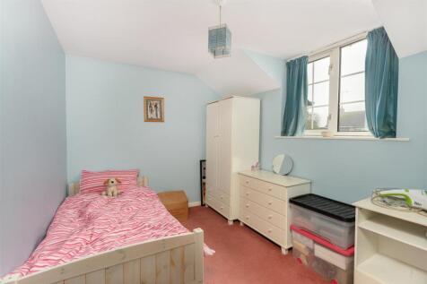 6 Gulliver&#39;s Close, Horley-32.jpg