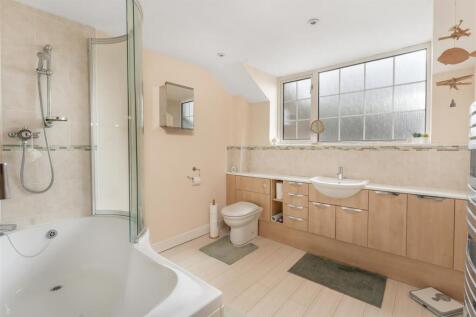 6 Gulliver&#39;s Close, Horley-33.jpg
