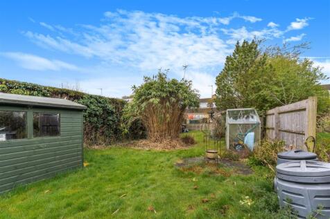 6 Gulliver&#39;s Close, Horley-19.jpg