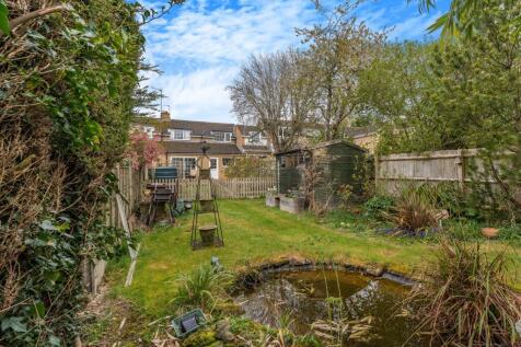 6 Gulliver&#39;s Close, Horley-22.jpg