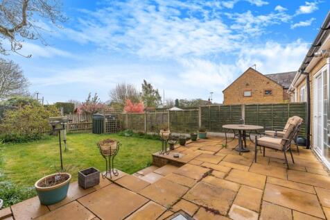 6 Gulliver&#39;s Close, Horley-27.jpg