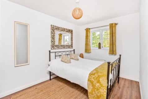 6 Griffin Close, Twyford-23.jpg