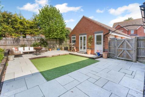6 Griffin Close, Twyford-16.jpg