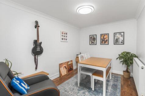 15 Manor Close, Middleton Cheney-6.jpg