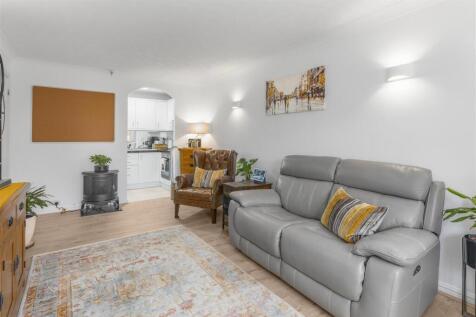 51 Chamberlaine Court, Banbury-5.jpg