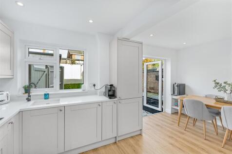 22 Austin Drive, Banbury-10.jpg