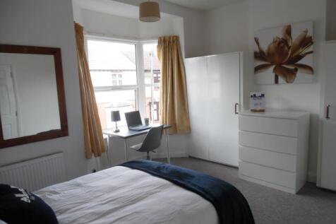 Rooms available in shared house, 2 bathrooms, ava