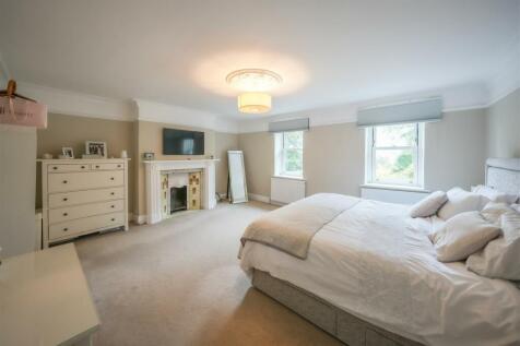 MAIN BEDROOM