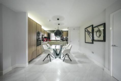 BREAKFASTING KITCHEN