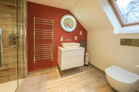 EN-SUITE SHOWER ROOM