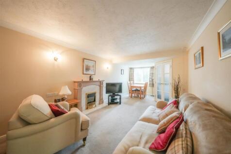 LOUNGE / DINING ROOM
