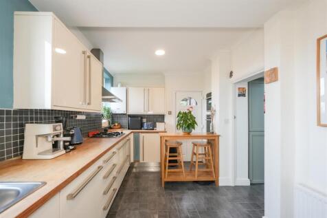 BREAKFASTING KITCHEN