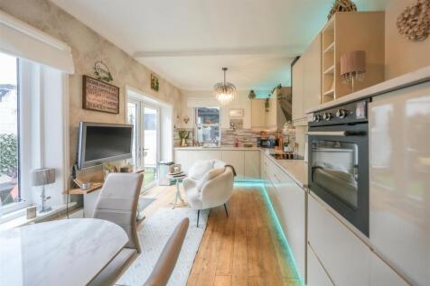 DINING KITCHEN/SNUG