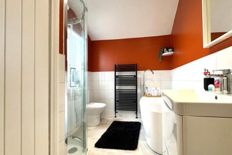 FAMILY BATHROOM/W.C