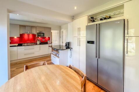 BREAKFASTING KITCHEN