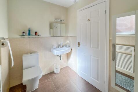 EN-SUITE SHOWER ROOM