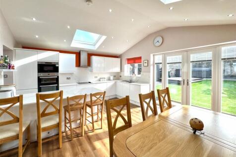 BREAKFASTING KITCHEN