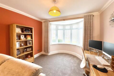 SNUG/DINING ROOM