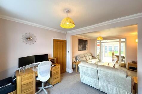SNUG/DINING ROOM