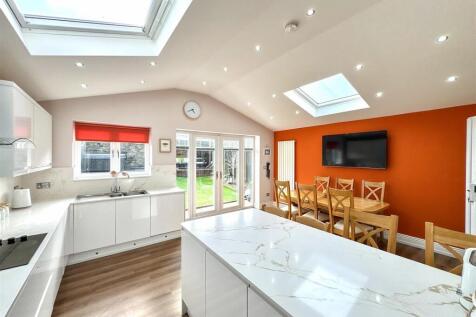 BREAKFASTING KITCHEN