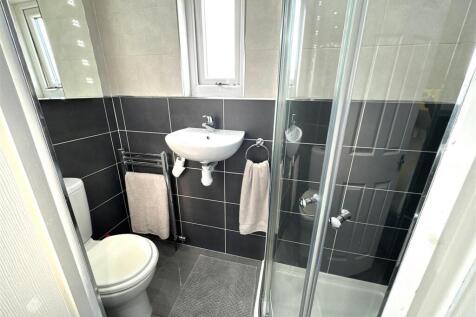 EN-SUITE SHOWER ROOM
