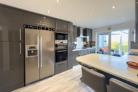 BREAKFASTING KITCHEN